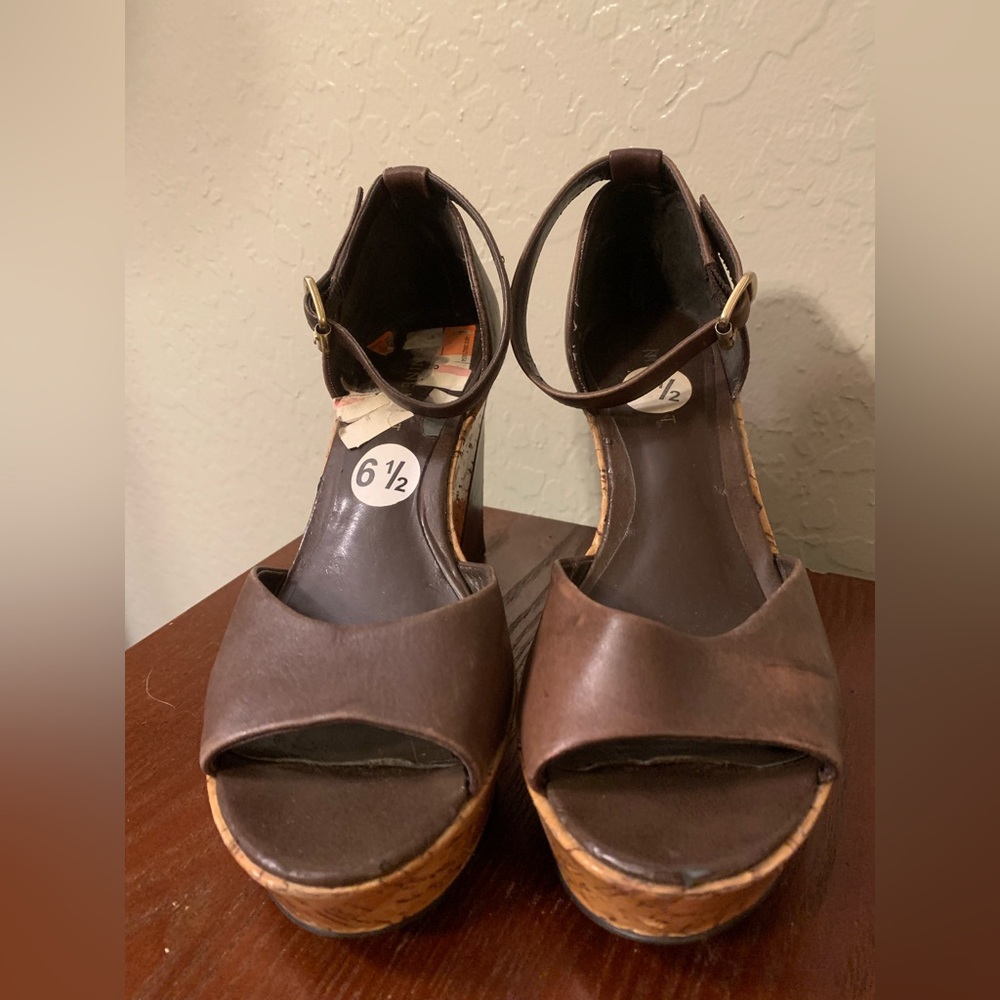 Nine West 6.5 tall wedge sandals in brown